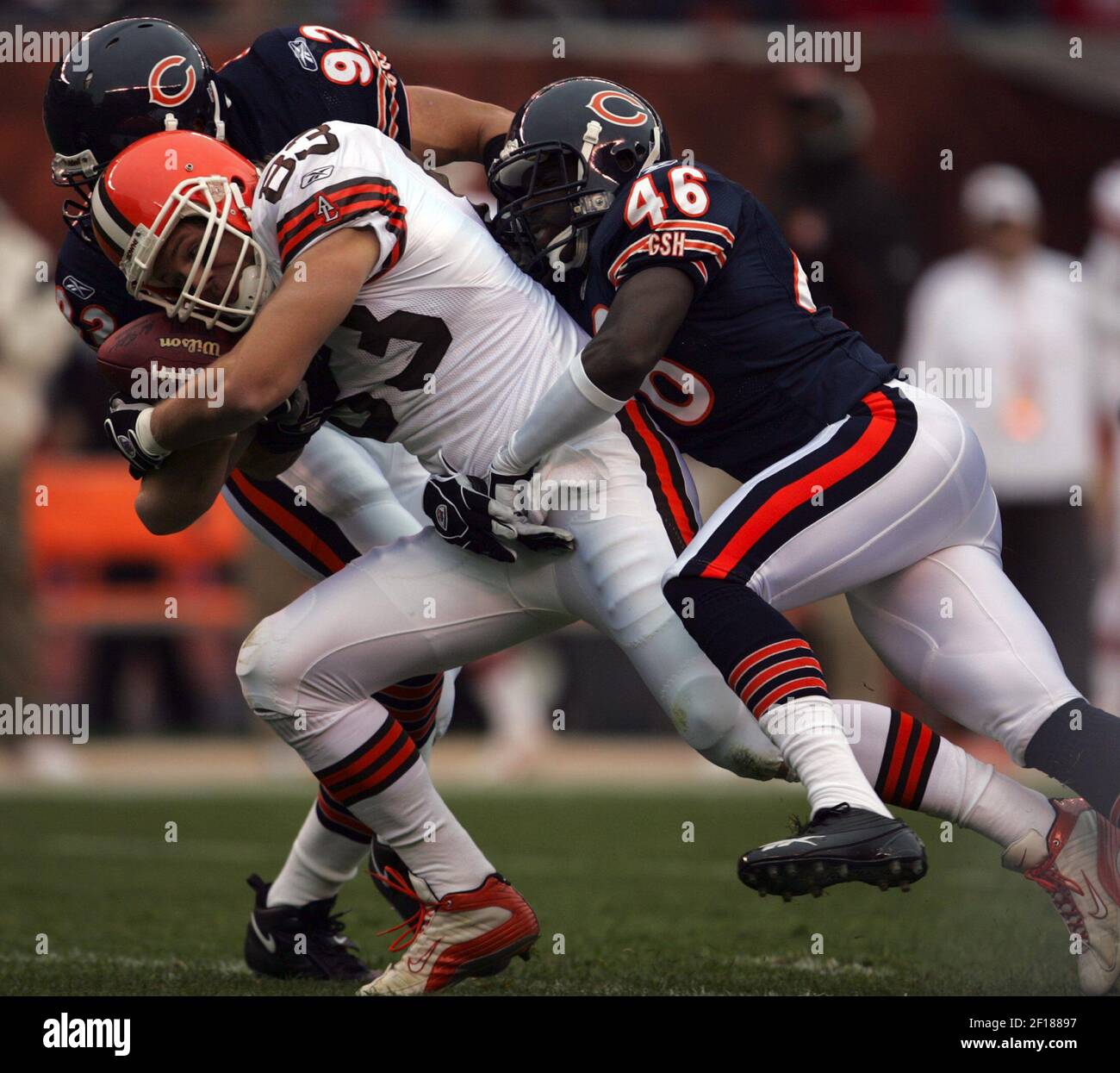 KRT SPORTS STORY SLUGGED: FBN-BEARS-BROWNS KRT PHOTOGRAPH BY MIKE  CARDEW/AKRON BEACON JOURNAL (October 9) CLEVELAND, OH -- Cleveland Browns  tight end Aaron Shea tries to advance the ball through Chicago Bears  linebacker