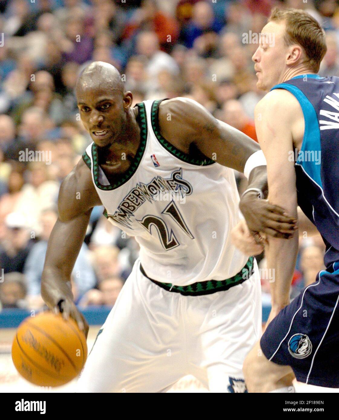 Kevin garnett timberwolves dunk hi-res stock photography and images - Alamy
