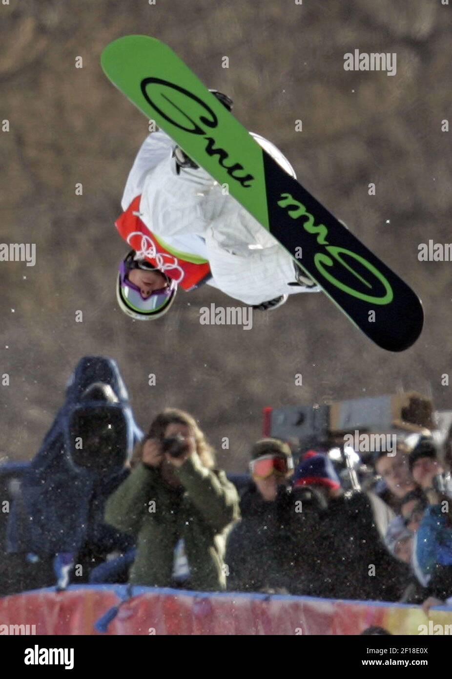 Daniel Kass, of the USA, completes his run to win the silver medal in the Men's Halfpipe snowboard competition in Bardonecchia on Sunday, February 12, 2006 during the 2006 Winter Games. (Photo by Joe Rimkus Jr./Miami Herald/KRT) Stock Photo