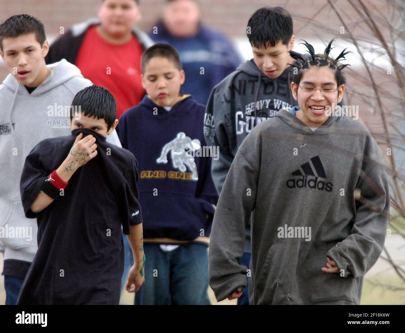 Konvention skrå termometer KRT US NEWS STORY SLUGGED: SCHOOLSHOOTING KRT PHOTOGRAPH BY BEN GARVIN/ST.  PAUL PIONEER PRESS (April 12) RED LAKE, MN -- Red Lake High School and  Middle School students leave the building after