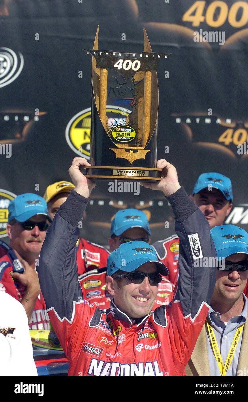 KRT SPORTS STORY SLUGGED: CAR-NASCAR KRT PHOTOGRAPH BY JOHN RAOUX/ORLANDO  SENTINEL (MIAMI OUT) (June 19) BROOKLYN, MI -- Greg Biffle holds up the 1st  place trophy after winning the Batman Begins 400