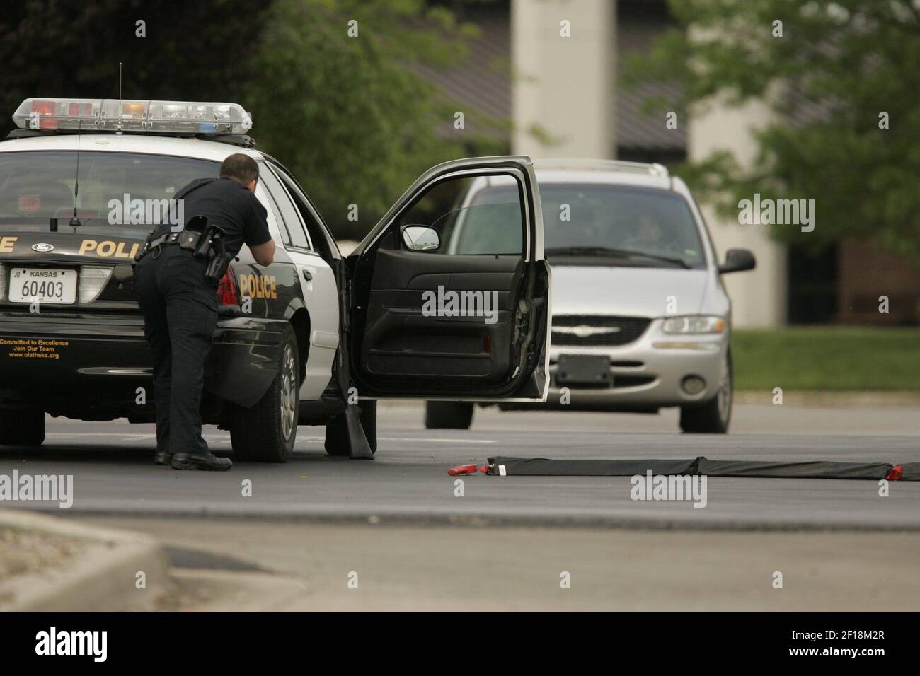 KRT US NEWS STORY SLUGGED BANKROBBERY KRT PHOTOGRAPH BY SHANE KEYSER/KANSAS CITY STAR (May 18