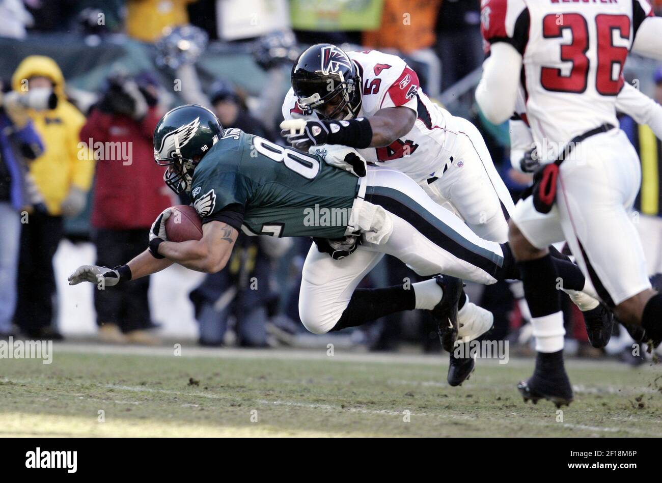KRT SPORTS STORY SLUGGED: FALCONS-EAGLES KRT PHOTOGRAPH BY RON CORTES/PHILADELPHIA INQUIRER (January 23) PHILADELPHIA, PA -- Philadelphia Eagles tight end L. J. Smith is brought down by Atlanta Falcons linebacker Chris Draft after catching 21-yard first quarter pass in the NFC Championship at Lincoln Financial Field in Philadelphia, Pennsylvania, on January 23, 2005. (Photo by cdm) 2005 Stock Photo