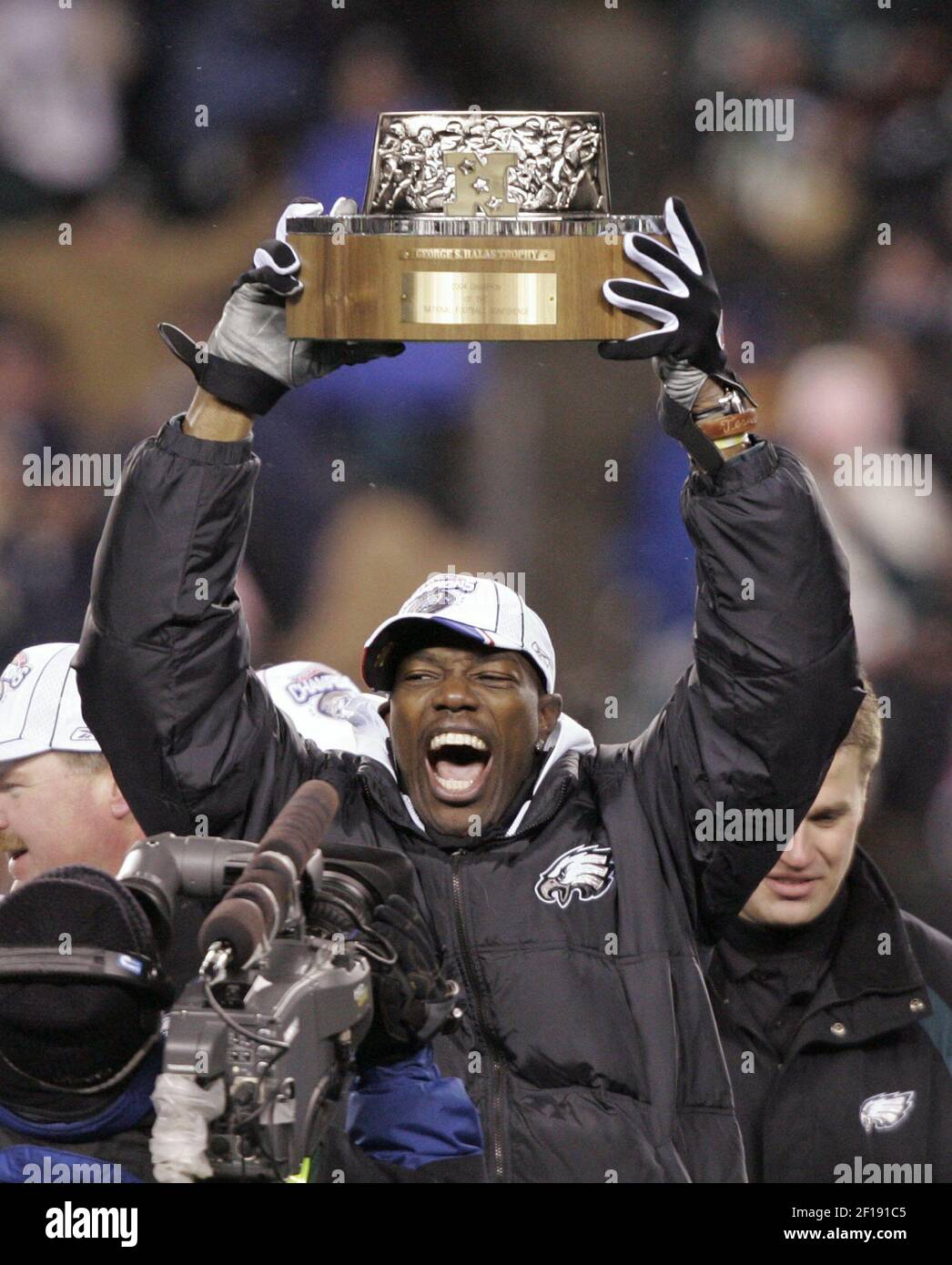 KRT SPORTS STORY SLUGGED: FALCONS-EAGLES KRT PHOTOGRAPH BY JERRY  LODRIGUSS/PHILADELPHIA INQUIRER (January 23) PHILADELPHIA, PA -- Sidelined  Philadelphia Eagles wide receiver Terrell Owens holds up the NFC  Championship Trophy. The Philadelphia Eagles