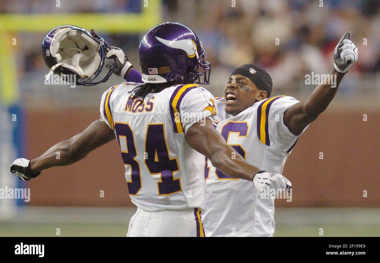 KRT SPORTS STORY SLUGGED: VIKINGS-LIONS KRT PHOTOGRAPH BY RICHARD  MARSHALL/ST. PAUL PIONEER PRESS (December 19) DETROIT, MI -- Minnesota  Vikings wide receiver Randy Moss (84) is greeted by teammate Kelly Campbell  after