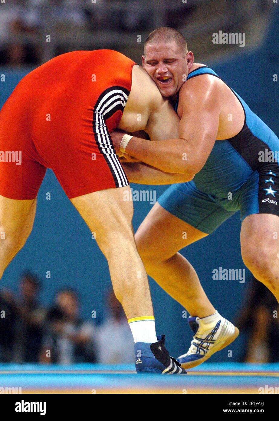 KRT SPORTS STORY SLUGGED: OLY-WRESTLING KRT PHOTO BY JOE ROSSI/ST. PAUL  PIONEER PRESS (August 25) ATHENS, GREECE -- Rulon Gardner of the United  States, right, battles Georgiy Tsurtsumia of Kazakhstan in the