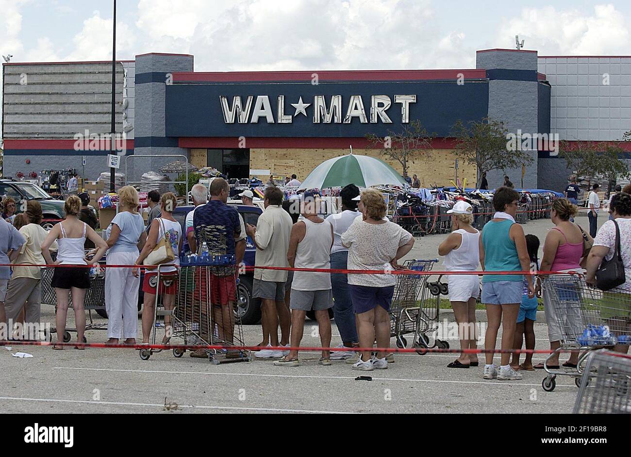 KRT US NEWS STORY SLUGGED WEASTORMS KRT PHOTOGRAPH BY MICHAEL PEREZ/PHILADELPHIA INQUIRER