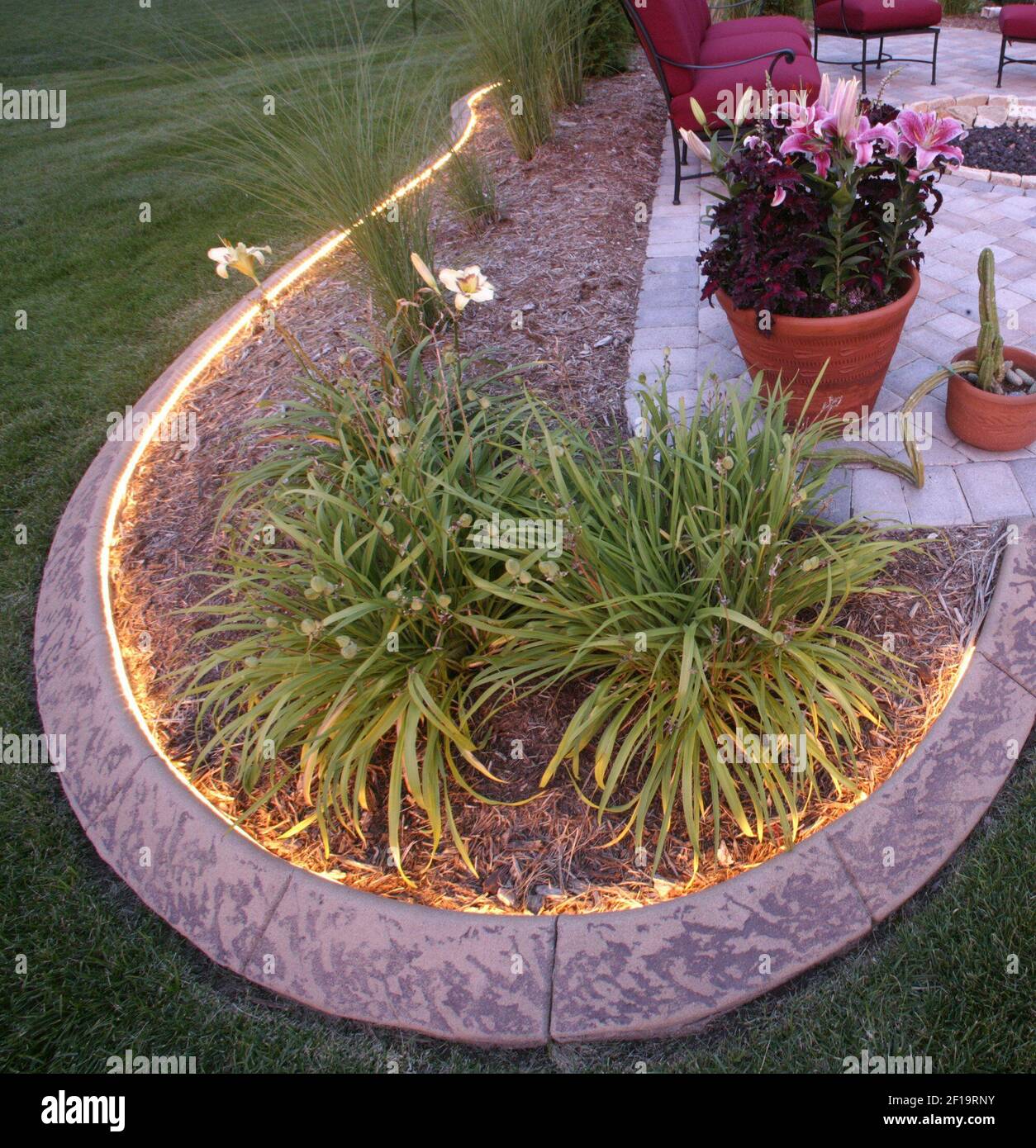 KRT LIFESTYLE STORY SLUGGED HOMECONCRETEEDGING KRT PHOTOGRAPH BY JOHN