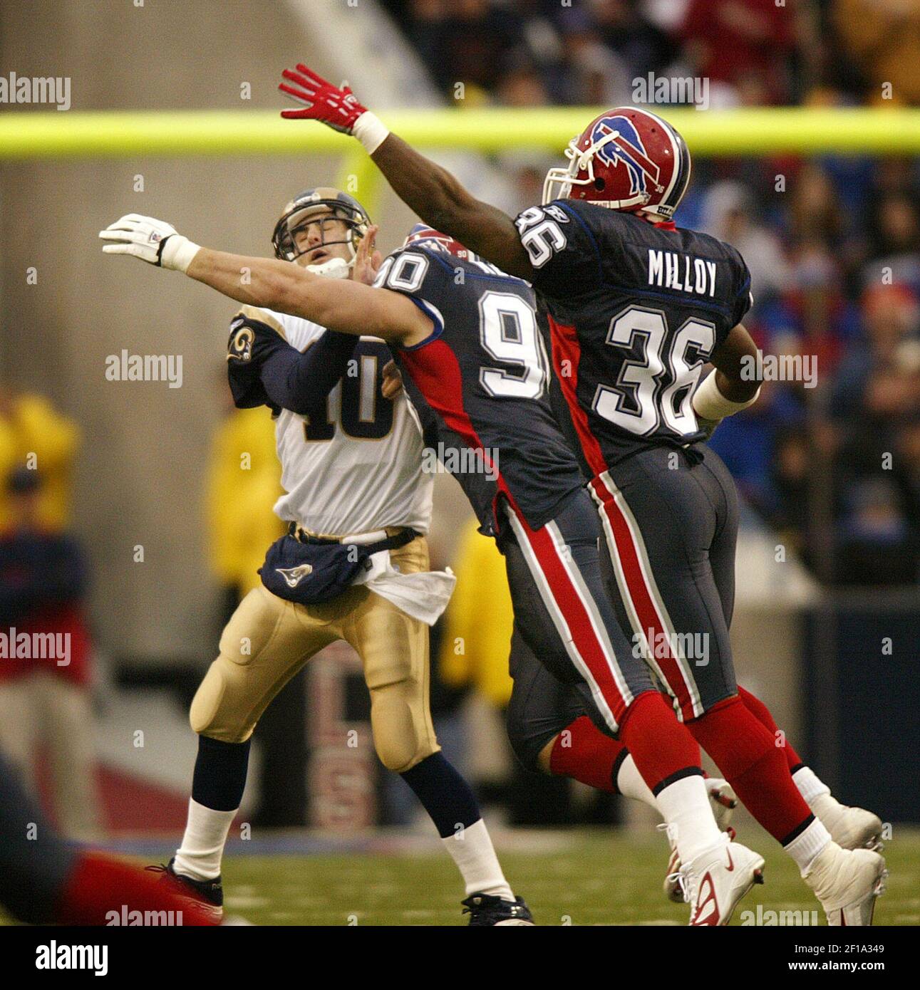 KRT SPORTS STORY SLUGGED: RAMS-BILLS KRT PHOTOGRAPH BY CHRIS LEE/ST. LOUIS  POST-DISPATCH (November 21) ORCHARD PARK, NY -- St. Louis Rams quarterback  Marc Bulger is hit by Buffalo Bills defensive end Chris