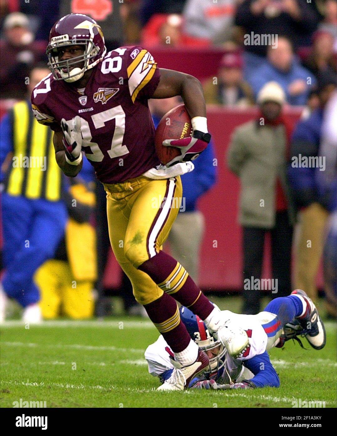 KRT SPORTS STORY SLUGGED: GIANTS-REDSKINS KRT PHOTO BY HARRY WALKER/KRT  (December 8) LANDOVER, MD -- Washington Redskins Rod Gardner (87) eludes  the tackle attempt of New York Giants Jason Sehorn (31) during