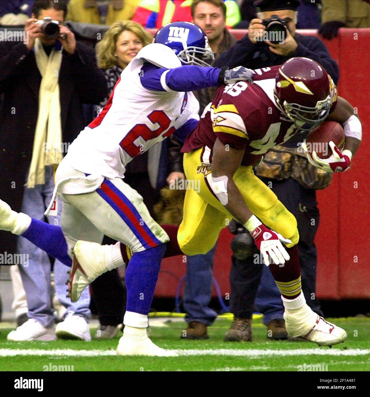 KRT SPORTS STORY SLUGGED: GIANTS-BRONCOS KRT PHOTO BY JAY JANNER/COLORADO  SPRINGS GAZETTE (September 10) DENVER, CO -- John Elway hoists a football  as he and other former players, left to right, Karl