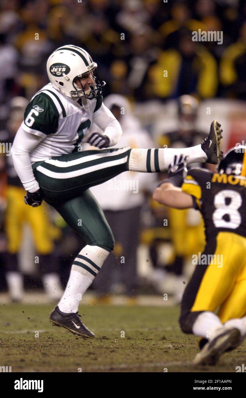 KRT SPORTS STORY SLUGGED: JETS-STEELERS KRT PHOTOGRAPH BY DAVID L.  POKRESS/NEWSDAY (NEW YORK CITY OUT) (January 15) PITTSBURGH, PA -- New York  Jets kicker Doug Brien attempts the winning field goal as