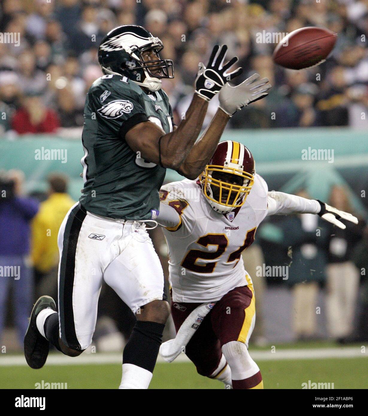 KRT SPORTS STORY SLUGGED: REDSKINS-BEARS KRT PHOTOGRAPH BY JIM  PRISCHING/CHICAGO TRIBUNE (October 17) CHICAGO, IL -- Washington Redskins'  Clinton Portis heads upfield as the Bears Alex Brown gives chase during  their game