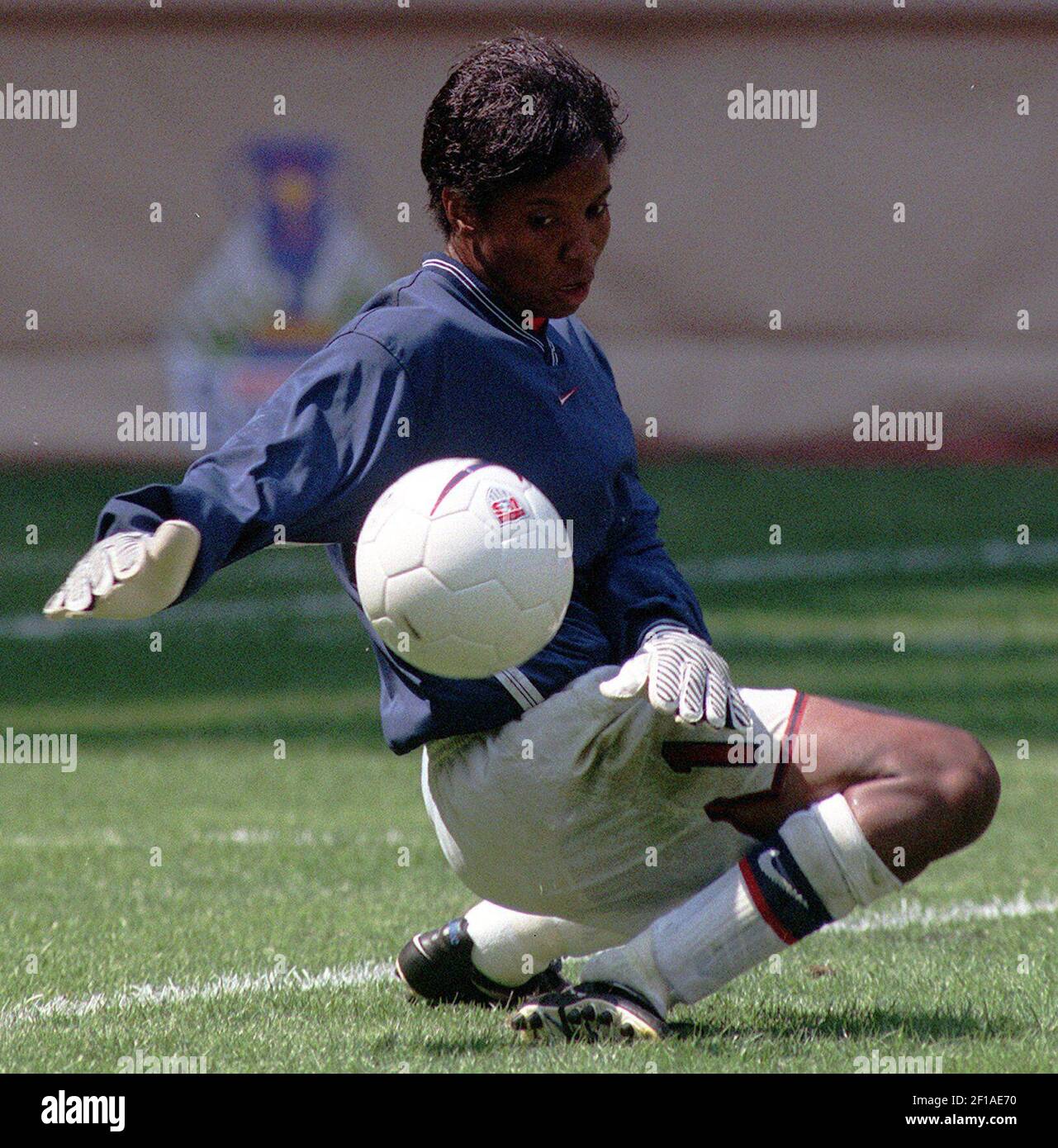 KRT SPORTS STORY SLUGGED: SCURRY-SPORTSPLUS KRT PHOTOGRAPH BY GEORGE  BRIDGES (KRT27-August 3) U.S. Women's National team goalkeeper Briana  Scurry stops a ball while warming up for a match against New Zealand in