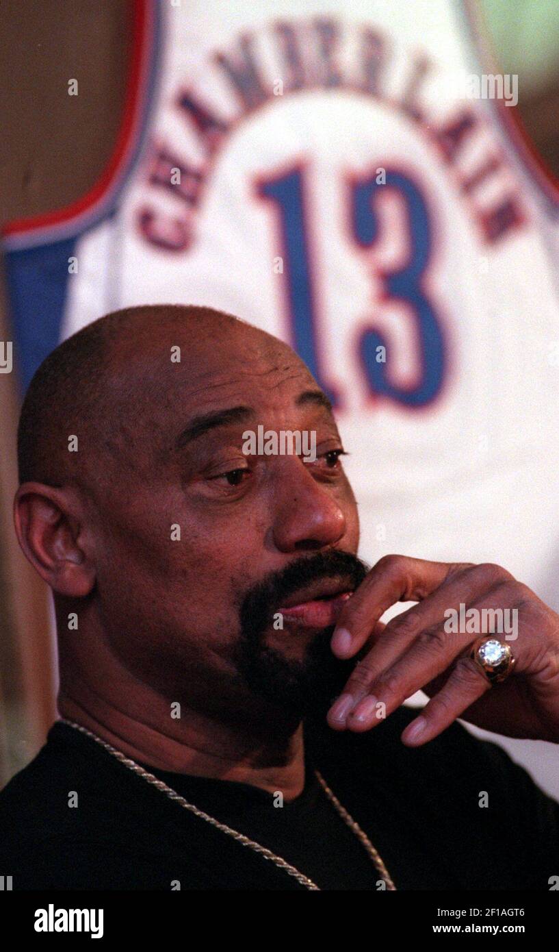 KRT SPORTS STORY SLUGGED: OBIT-CHAMBERLAIN KRT PHOTOGRAPH BY JOHN  SLEEZER/KANSAS CITY STAR (KRT14- October 12) Former University of Kansas  player Wilt Chamberlain answers reporters questions during a Friday January  16, 1998 press