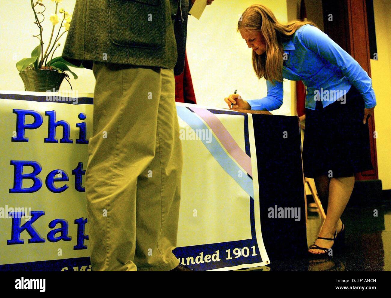 KRT US NEWS STORY SLUGGED: CMP-PHIBETAKAPPA KRT PHOTOGRAPH BY SAM LEONE/ST.  LOUIS POST-DISPATCH (May 20) Kelli Eimer signs the membership book during  the initiation ceremony of Phi Beta Kappa, an honorary society