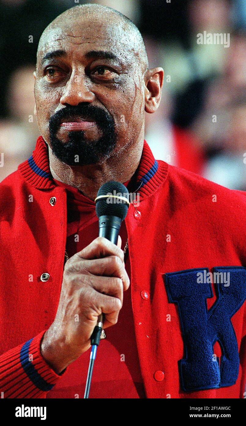 KRT SPORTS STORY SLUGGED: OBIT-CHAMBERLAIN KRT PHOTO BY LAURA RAUCH/WICHITA EAGLE (KRT133 - October 12) Basketball great Wilt Chamberlain pauses during a speech to the crowd at Kansas as his college jersey is retired in this file photo. Chamberlain died Tuesday, October 12, 1999 at his Los Angeles home. (Photo by KC) PL KD BL 1999 (Vert) (gsb) Stock Photo