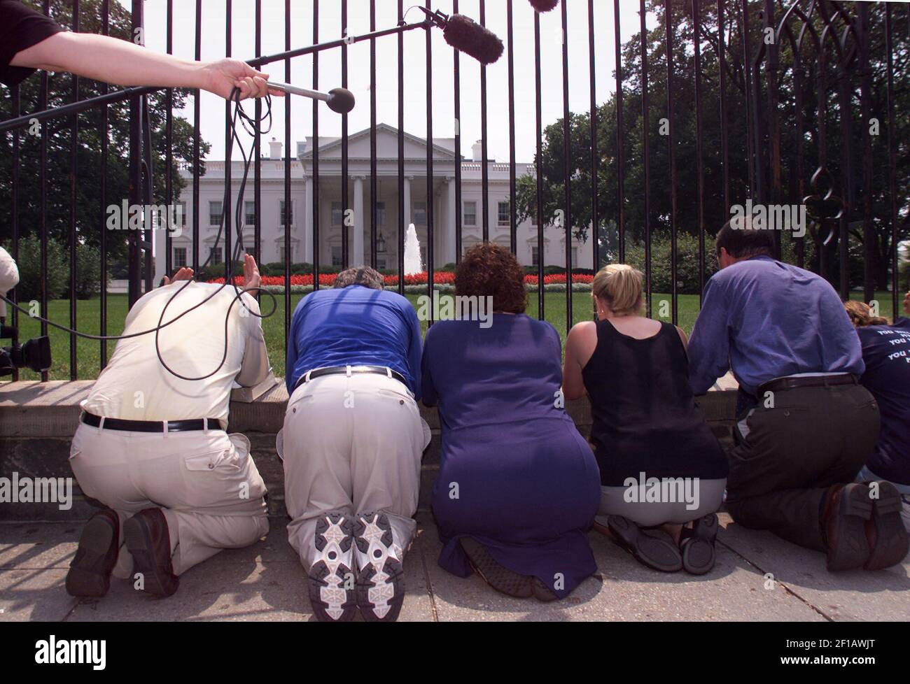(KRT6) KRT US NEWS STORY SLUGGED: STEMCELL KRT PHOTOGRAPH BY CHUCK KENNEDY (August 9) WASHINGTON, D.C. - Members of the Christian Defense Coalition pray outside the fence of the White House during a rally to voice their opposition to federal funding of embryonic stem cell research. (Photo by KRT) AP NC KD BL 2001 (Horiz) (smd) (Additional photos available on KRT Direct, KRT/Newscom or upon request) Stock Photo
