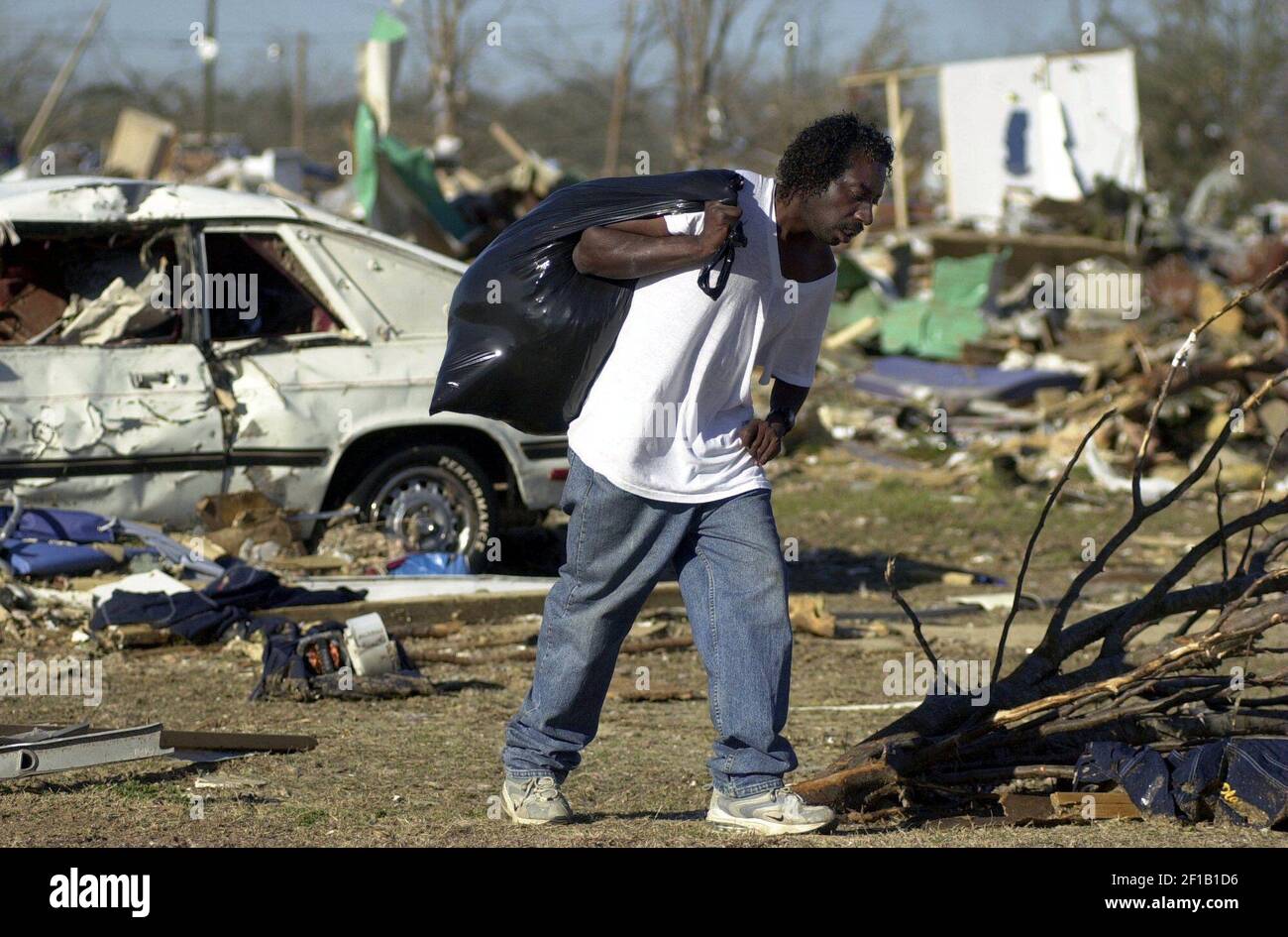 KRT NEWS STORY SLUGGED: TORNADOES KRT PHOTOGRAPH BY JOE RIMKUS JR/MIAMI  HERALD (SUN-SENTINEL, SOUTH FLORIDA OUT) (KRT107) WINTER GARDEN, FL.,  February 25 -- Sherri Steele, (left), talks with and her cousin Sharon