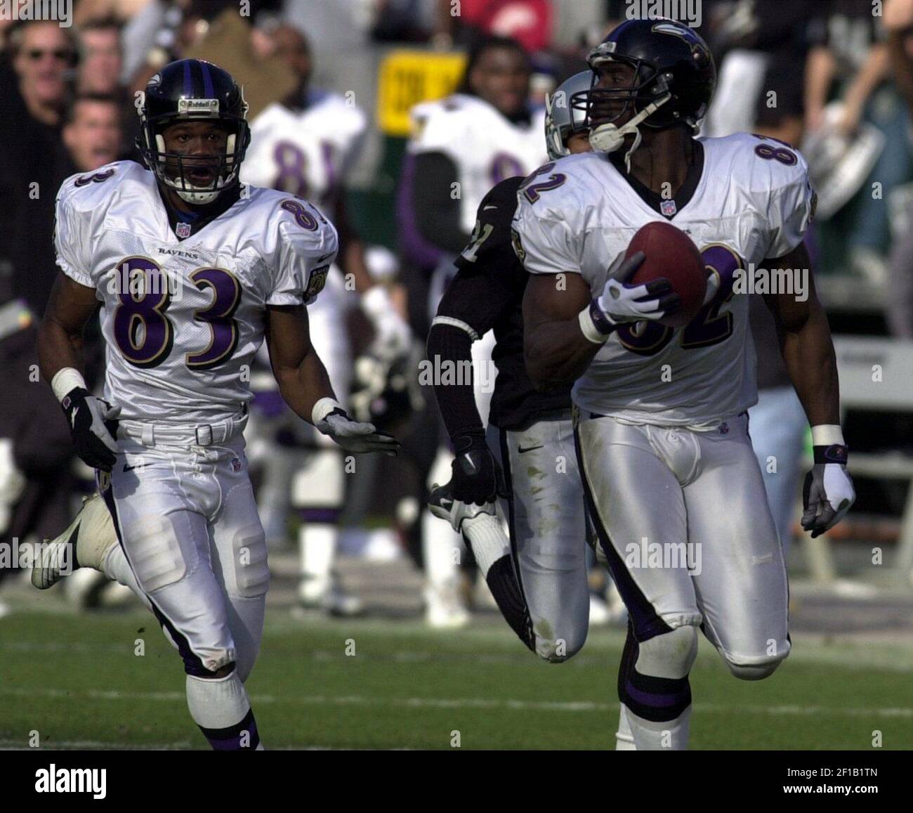 KRT SPORTS STORY SLUGGED: AFC KRT PHOTO BY BOB LARSON/CONTRA COSTA TIMES  (January 14) OAKLAND, CA -- Baltimore's Shannon Sharpe looks back to see he  is clear for a touchdown against Oakland's
