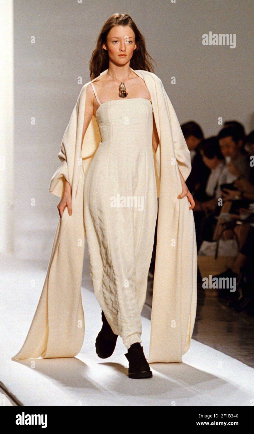 KRT FASHION STORY SLUGGED: DKNY KRT PHOTOGRAPH BY BOB STRONG (KRT4) NEW  YORK, NY., March 29 -- A model wears an off-white fleece lined chiffon  dress and stole Sunday during the showing