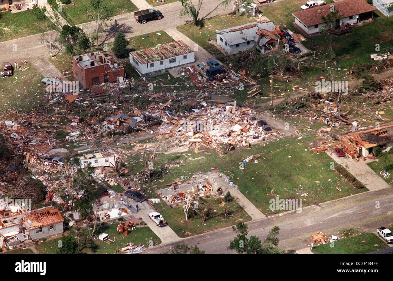 (KRT13) KRT US NEWS STORY SLUGGED TORNADO KRT PHOTO BY JIM GEHRZ/ST
