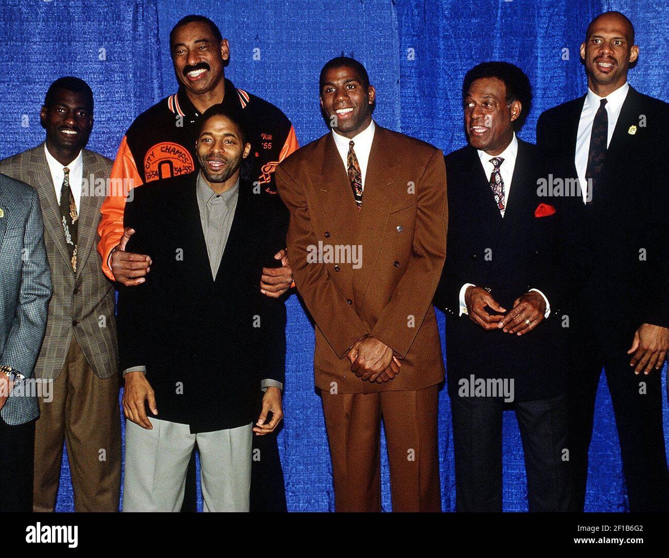 KRT SPORTS STORY SLUGGED: OBIT-CHAMBERLAIN KRT PHOTOGRAPH BY MICHAEL  GOULDING/ORANGE COUNTY REGISTER (KRT127- October 12) (1992 FILE PHOTO) Wilt  Chamberlain, second from left, grabs ahold of Norm Nixon at Magic Johnson's  jersey