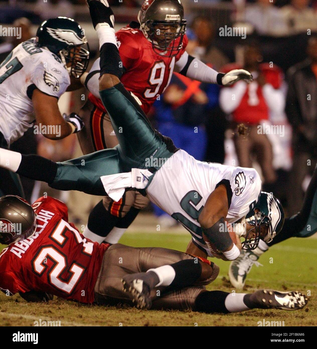 KRT SPORTS STORY SLUGGED: EAGLES-GIANTS KRT PHOTOGRAPH BY RON  CORTES/PHILADELPHIA INQUIRER (November 28) EAST RUTHERFORD, NJ -- Jevon  Kearse (93) of the Philadelphia Eagles blocks a punt by New York Giants  punter