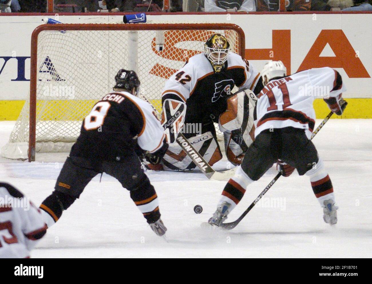 KRT SPORTS STORY SLUGGED: DEVILS-FLYERS KRT PHOTOGRAPH BY JERRY  LODRIGUSS/PHILADELPHIA INQUIRER (March 13) PHILADELPHIA, PA -- Philadelphia  Flyers' Donald Brashear and Sean Brown of the New Jersey Devils do their  best imitation