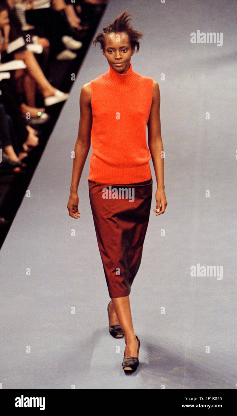KRT FASHION STORY SLUGGED: AZRIA KRT PHOTOGRAPH BY BOB STRONG (KRT6) NEW  YORK, NY., March 29 -- A model wears an orange sleeveless turtleneck sweater  with a rust colored three-quarter length skirt