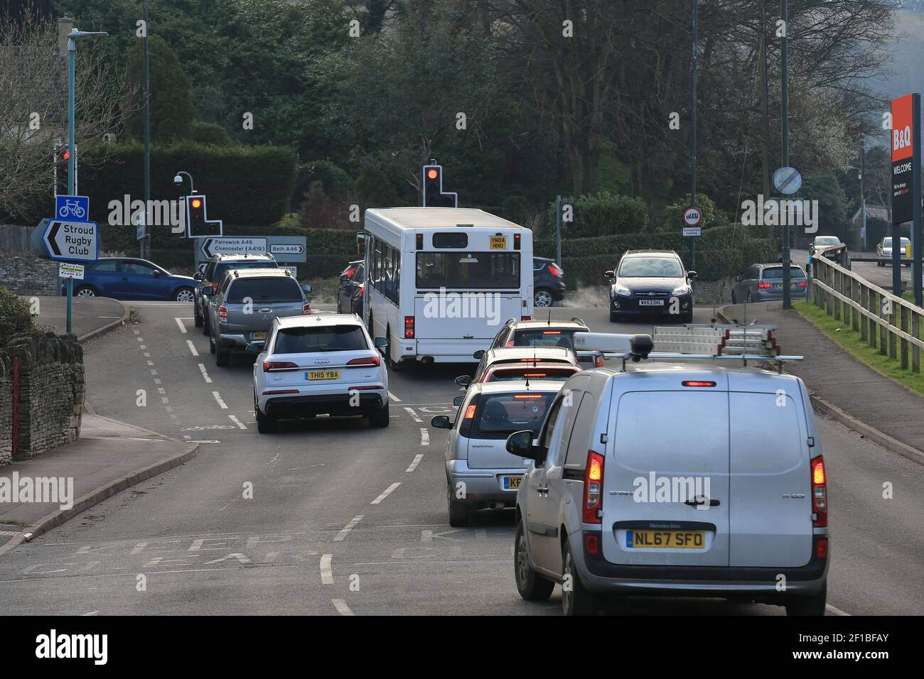 Stroud, UK, 8th March, 2021. UK Weather. Cold morning start to the school run. Traffic building up on Dudbridge Hilll, as lockdown starts to ease in Gloucestershire. Credit: Gary Learmonth/Alamy Live News Stock Photo