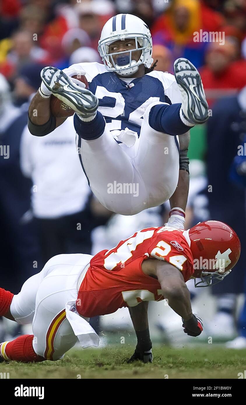 11 October 2009: Dallas Cowboys quarterback Tony Romo (9) calls out the  play during the Cowboy's 26-20 victory over the Chiefs at Arrowhead  Stadium. (Credit Image: © Southcreek Global/ZUMApress.com Stock Photo -  Alamy