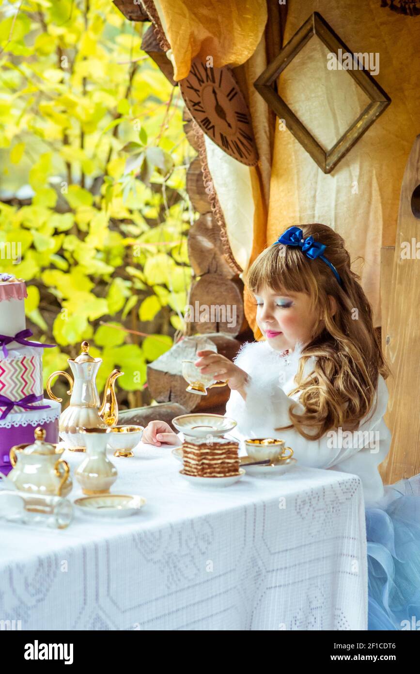 Alice in wonderland tea party blue tea Stock Photo - Alamy