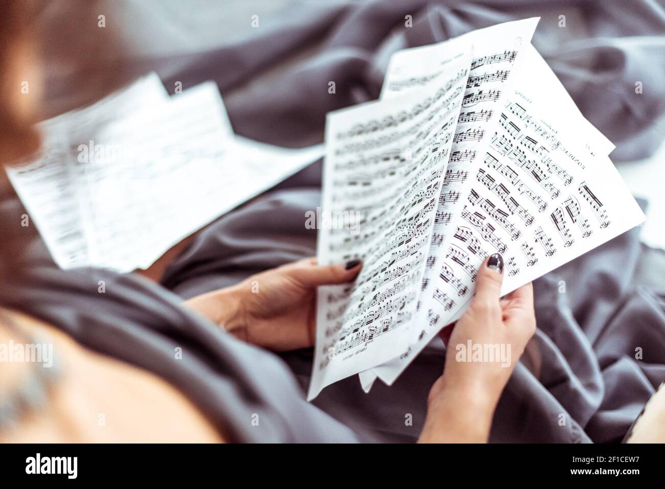 Notes in women's hands Stock Photo - Alamy