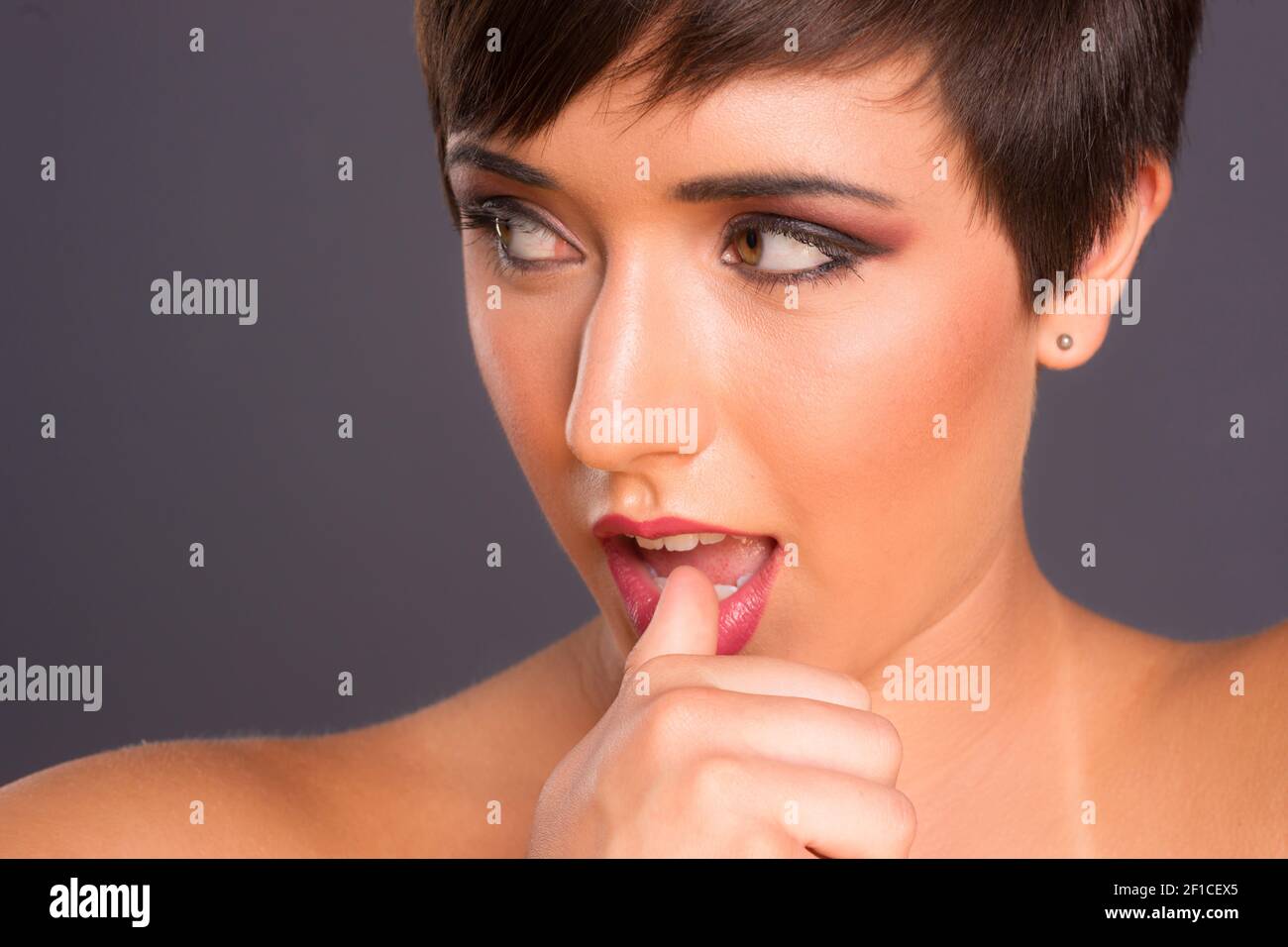 Model Looking Off Camera Headshot Female Young Woman Looking off Camera Left Stock Photo - Alamy