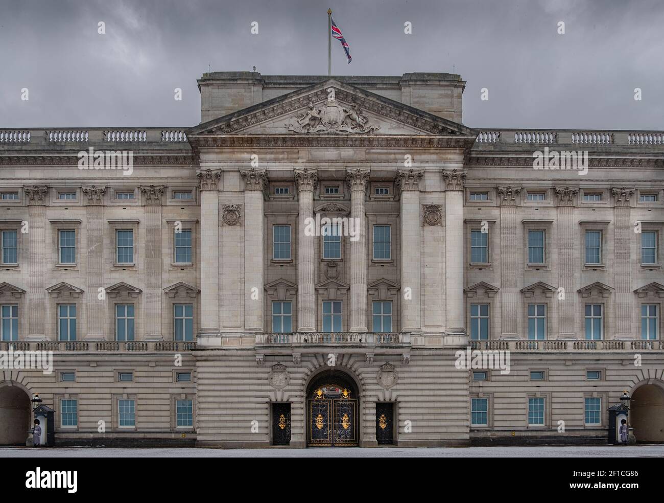Europe, UK, England, London the facade of Buckingham Palace, official residence of the Queen