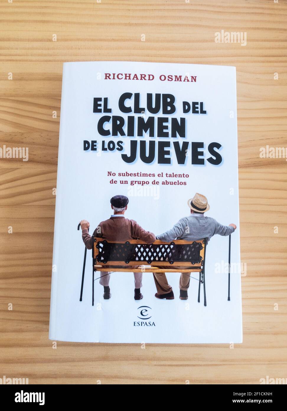 Spanish version of best selling book, The Thursday Murder Club by Richard Osman. Spanish title: El Club Del Crimen De Los Jueves. Stock Photo