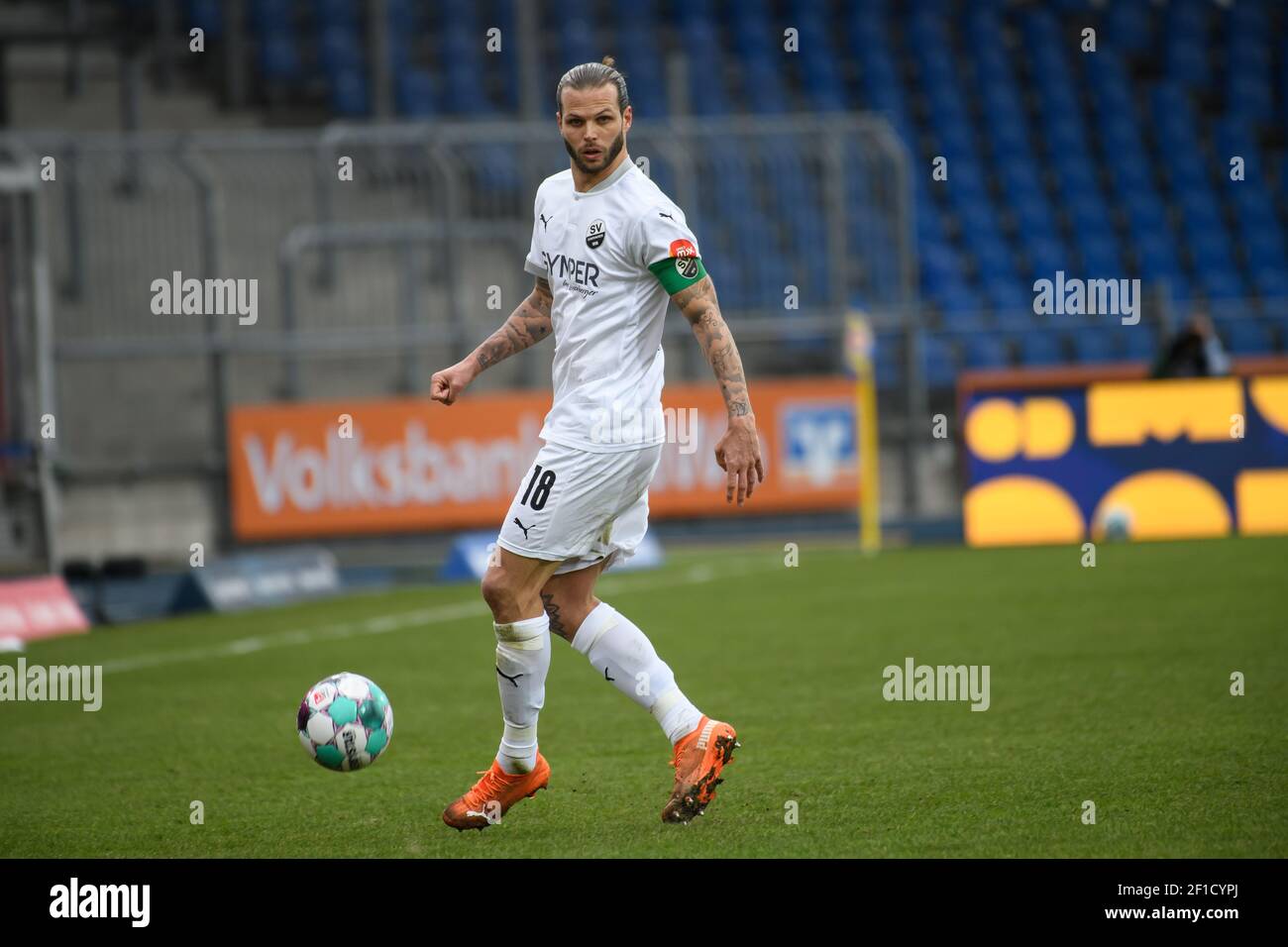 Brunswick, Germany. 07th Mar, 2021. Football: 2. Bundesliga, Eintracht Braunschweig - SV Sandhausen, Matchday 24 at Eintracht-Stadion. Sandhausen defender Dennis Diekmeier plays the ball. Credit: Swen Pförtner/dpa - IMPORTANT NOTE: In accordance with the regulations of the DFL Deutsche Fußball Liga and/or the DFB Deutscher Fußball-Bund, it is prohibited to use or have used photographs taken in the stadium and/or of the match in the form of sequence pictures and/or video-like photo series./dpa/Alamy Live News Stock Photo