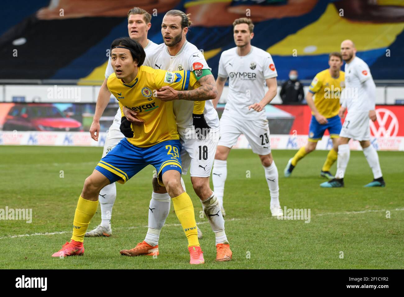 Brunswick, Germany. 07th Mar, 2021. Football: 2. Bundesliga, Eintracht Braunschweig - SV Sandhausen, Matchday 24 at Eintracht-Stadion. Braunschweig striker Dong-Won Ji (l) plays against Sandhausen defender Dennis Diekmeier. Credit: Swen Pförtner/dpa - IMPORTANT NOTE: In accordance with the regulations of the DFL Deutsche Fußball Liga and/or the DFB Deutscher Fußball-Bund, it is prohibited to use or have used photographs taken in the stadium and/or of the match in the form of sequence pictures and/or video-like photo series./dpa/Alamy Live News Stock Photo