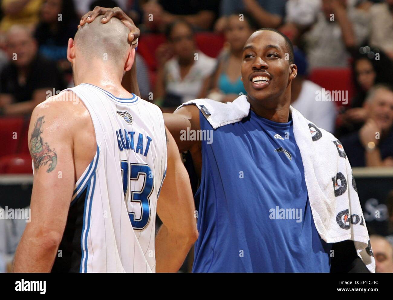 Orlando Magic center Dwight Howard, left, gives a congratulatory pat on the head to his replacement, center Marcin Gortat, after Gortat scored in the first half against the Chicago Bulls at Amway Arena in Orlando, Florida, Wednesday, March 11, 2009. The Magic defeated the Bulls, 107-79. (Photo by Stephen M. Dowell/Orlando Sentinel/MCT/Sipa USA) Stock Photo