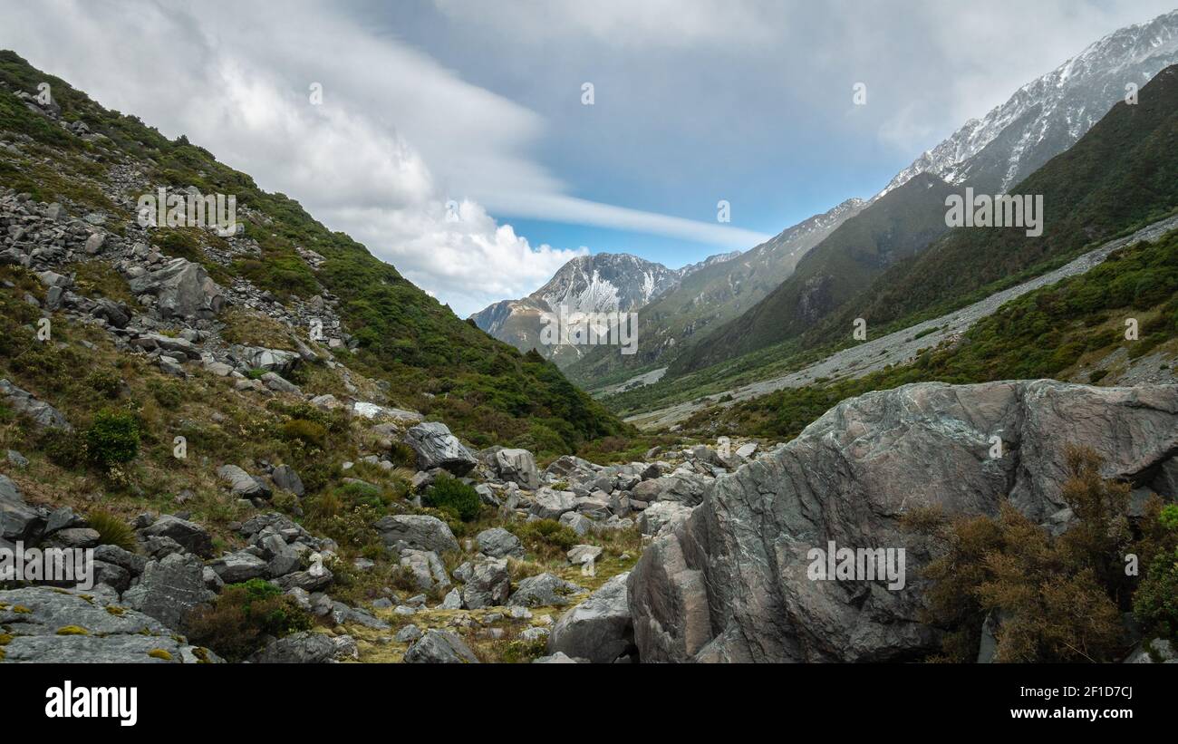 Alpine valley trail leading towards mountain. Shot at Aoraki Mt Cook National Park, New Zealand Stock Photo