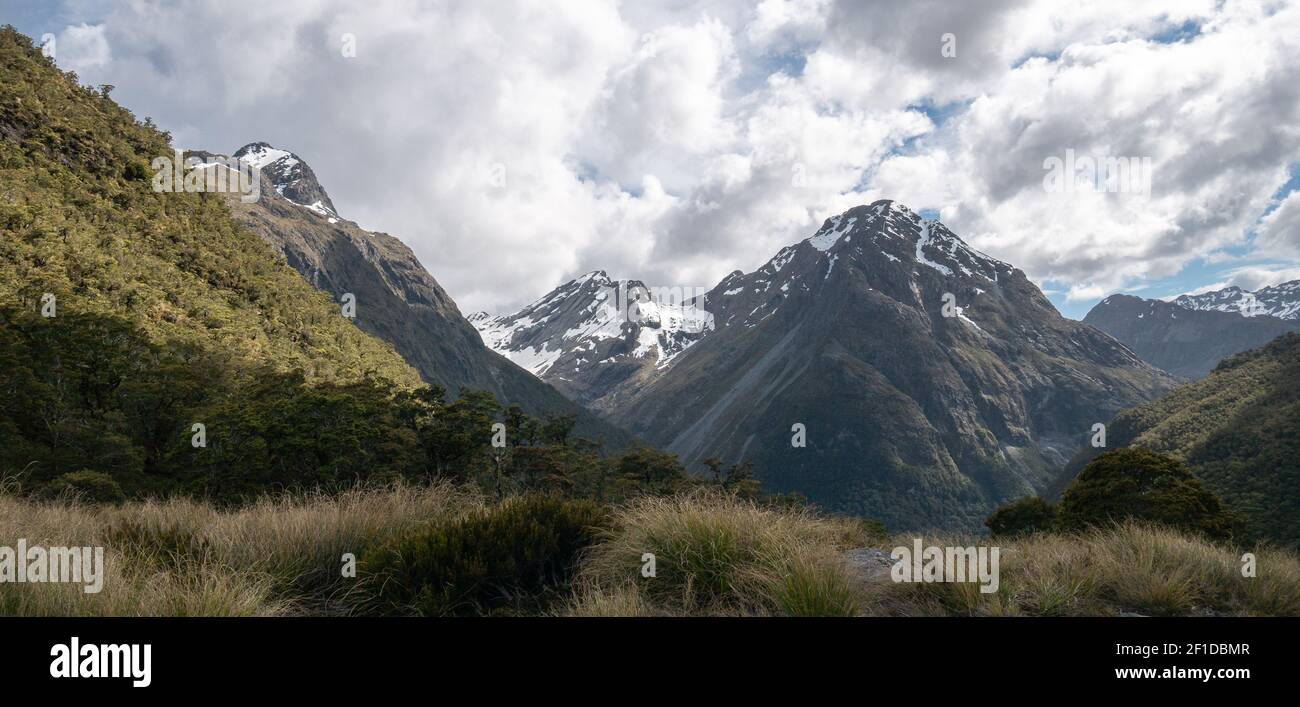Mountains panorąma during overcast day, shot on Caples Track, New Zealand Stock Photo