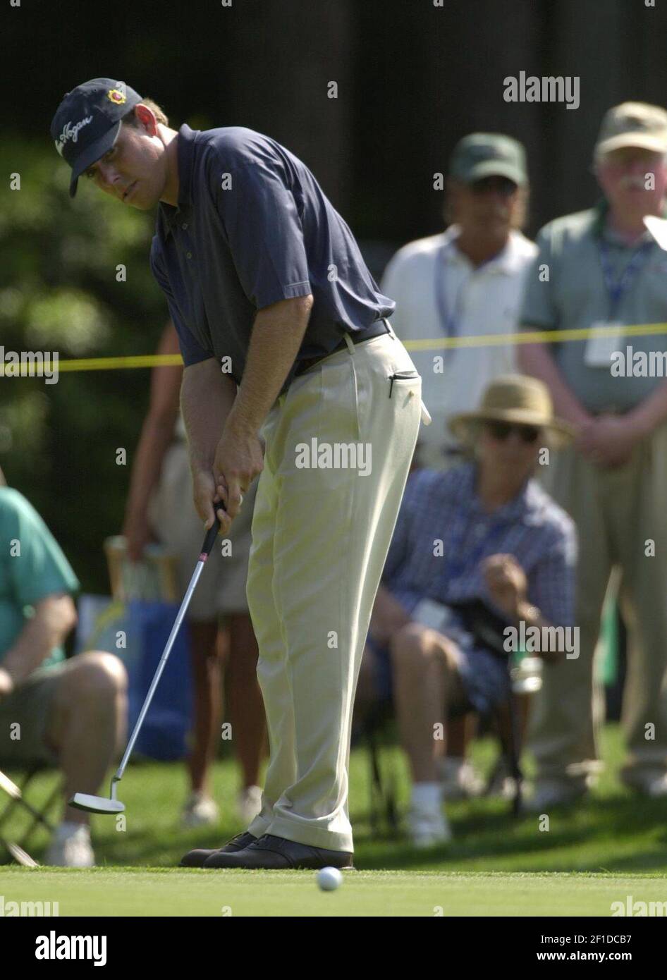 KRT SPORTS STORY SLUGGED: WORLDCOM KRT PHOTOGRAPH BY RICH GLICKSTEIN/THE  STATE (April 19) HILTON HEAD, SC - Jason Leonard watches his par put just  as it's about to fall on the eighth