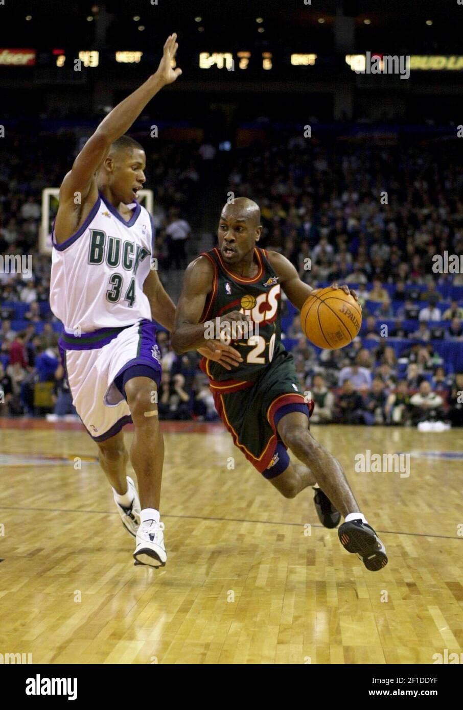 KRT US SPORTS STORY SLUGGED: ALLSTAR KRT PHOTOGRAPH BY BOB PEPPING/CONTRA  COSTA TIMES (KRT112-February 13) Ray Allen of the Milwaukee Bucks, left,  puts pressure on Seattle's Gary Payton during the 2000 NBA