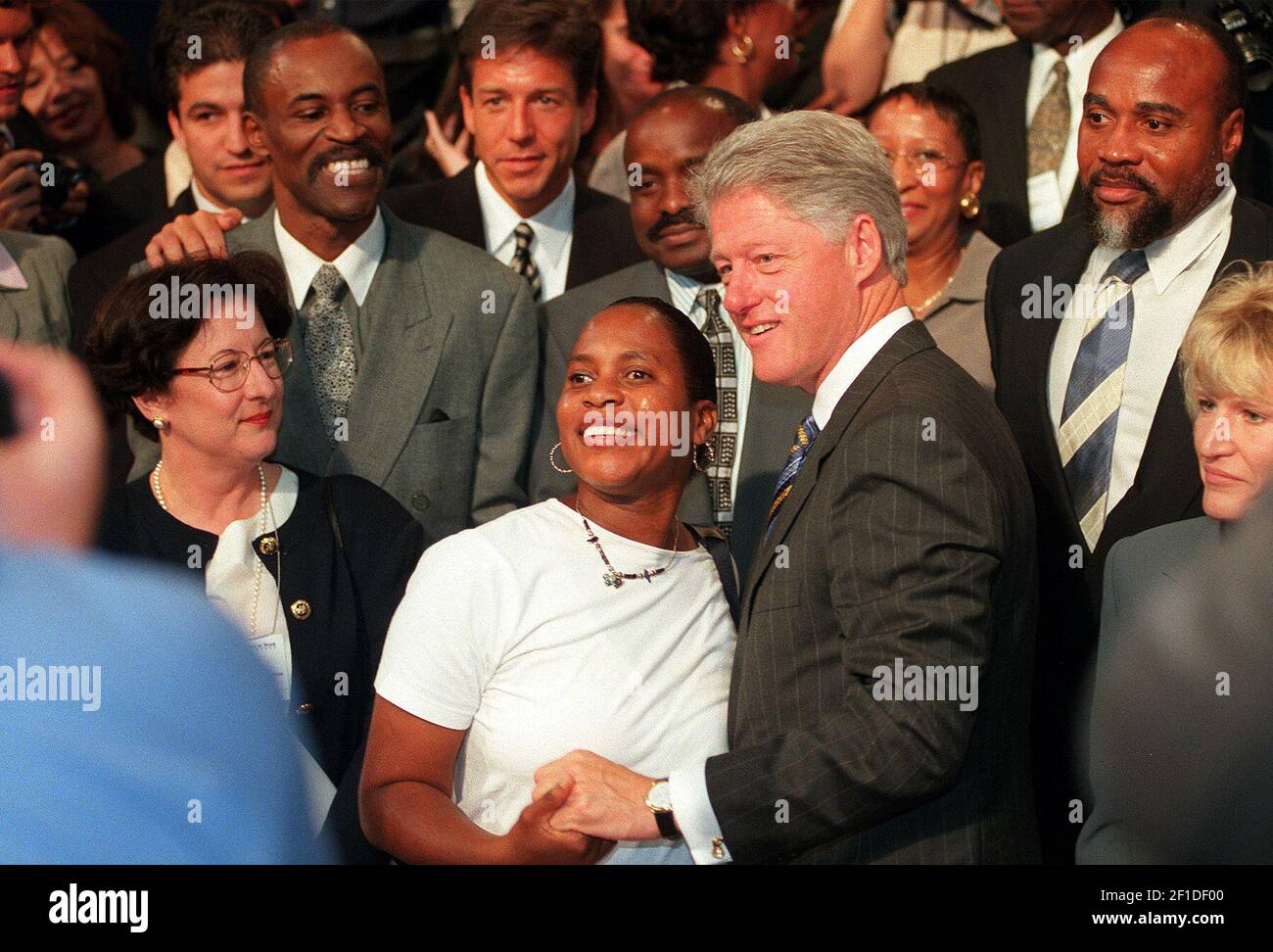 KRT US NEWS STORY SLUGGED: CLINTON KRT PHOTOGRAPH BY PHIL GREER/CHICAGO  TRIBUNE (KRT130- August 2) President Clinton, at a Welfare to Work  Partnership conference in Chicago, is shown with Wendy Waxler of