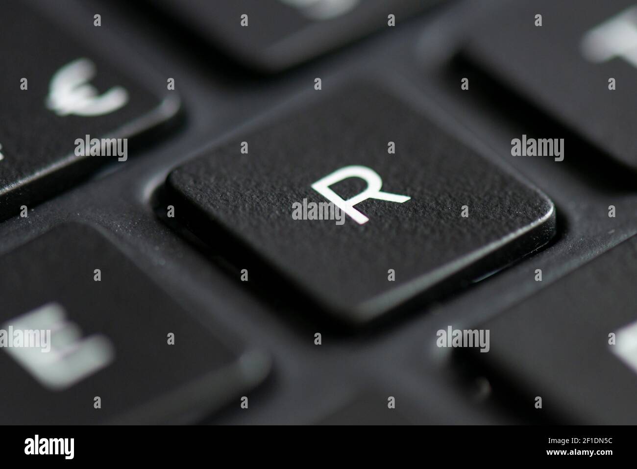 Letter R key on a laptop keyboard Stock Photo - Alamy