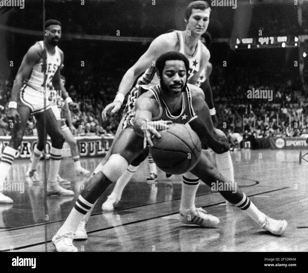 The New York Knicks' Walt Frazier stretches for a loose ball in front of the Los Angeles Lakers' Jerry West during the NBA All-Star Game at Chicago Stadium on January 23, 1973, in Chicago. (Photo by Ed Wagner Jr./Chicago Tribune/TNS/Sipa USA) Stock Photo