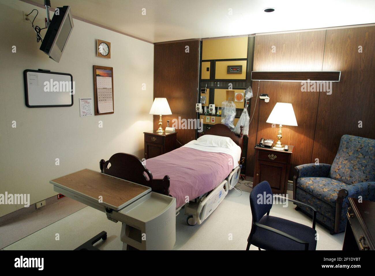 March 15, 2007; Washington, DC, USA; The VIP treatment ward at Walter Reed Army Medical Hospital, referred to there as Ward 71. It consists of six patient rooms, one of which is in the Presidential Suite. The Suite is intended for use by General officers and Cabinet level government officials. This is the bed area of the General patient's room. Mandatory Credit: Tim Dillon-USA TODAY/Sipa USA Stock Photo