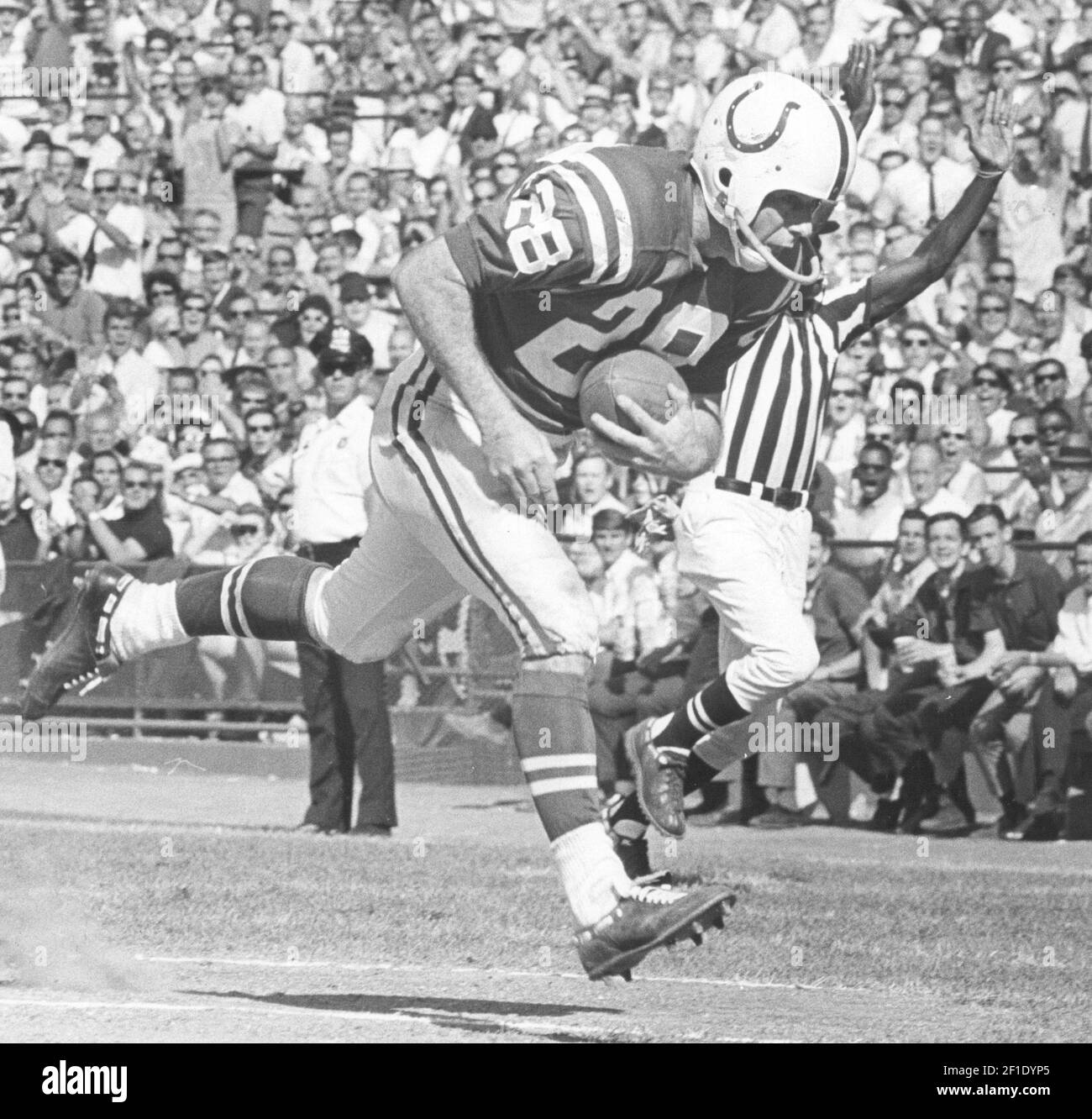 Jimmy Orr catches an Earl Morrall touchdown pass in 1968. (Photo by Paul Hutchins/Baltimore Sun/TNS/Sipa USA) Stock Photo