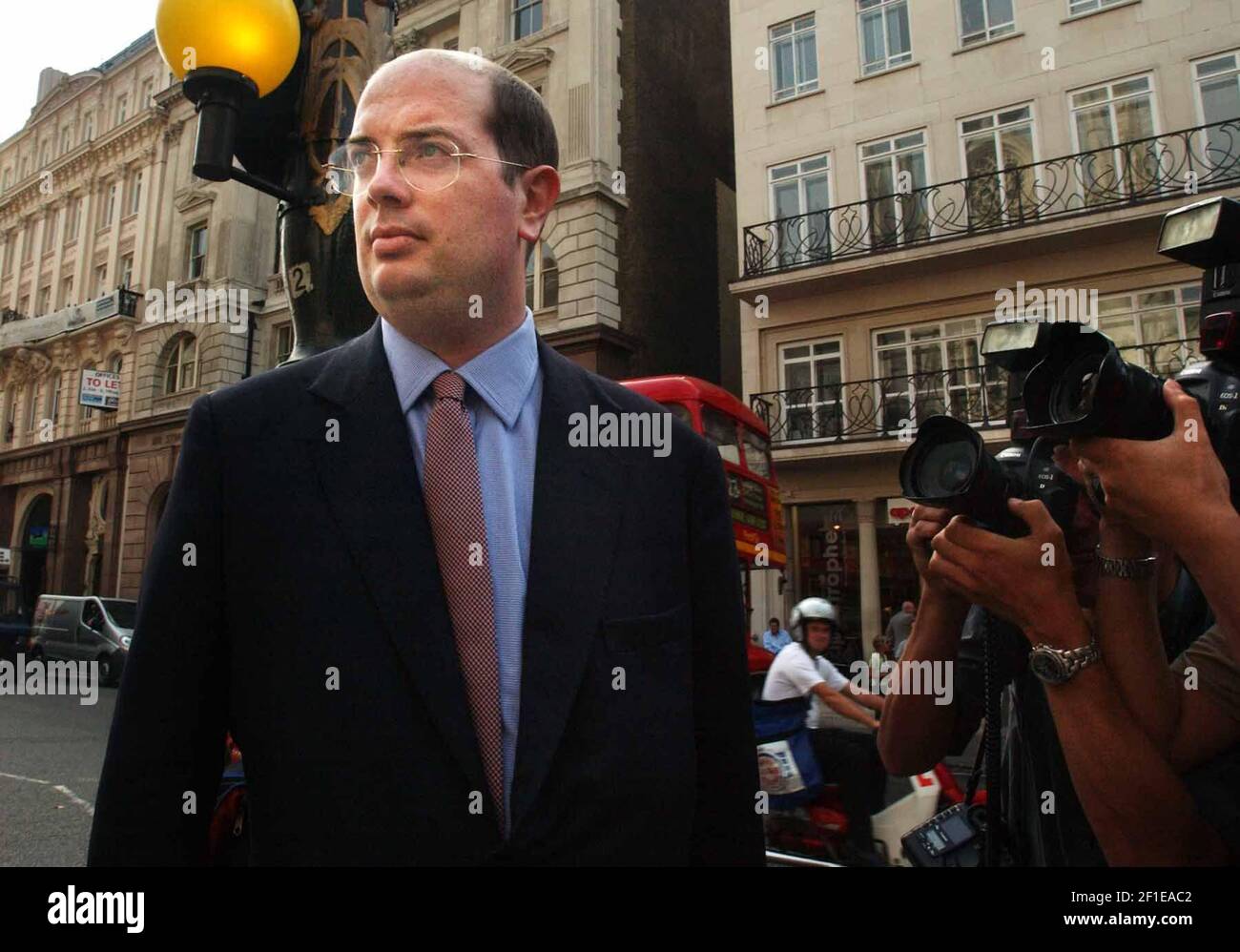 ANDREW GILLIGAN ARRIVES AT THE HIGH CT TO GIVE EVIDENCE TO  THE HUTTON INQUIRY.12/8/03 PILSTON Stock Photo
